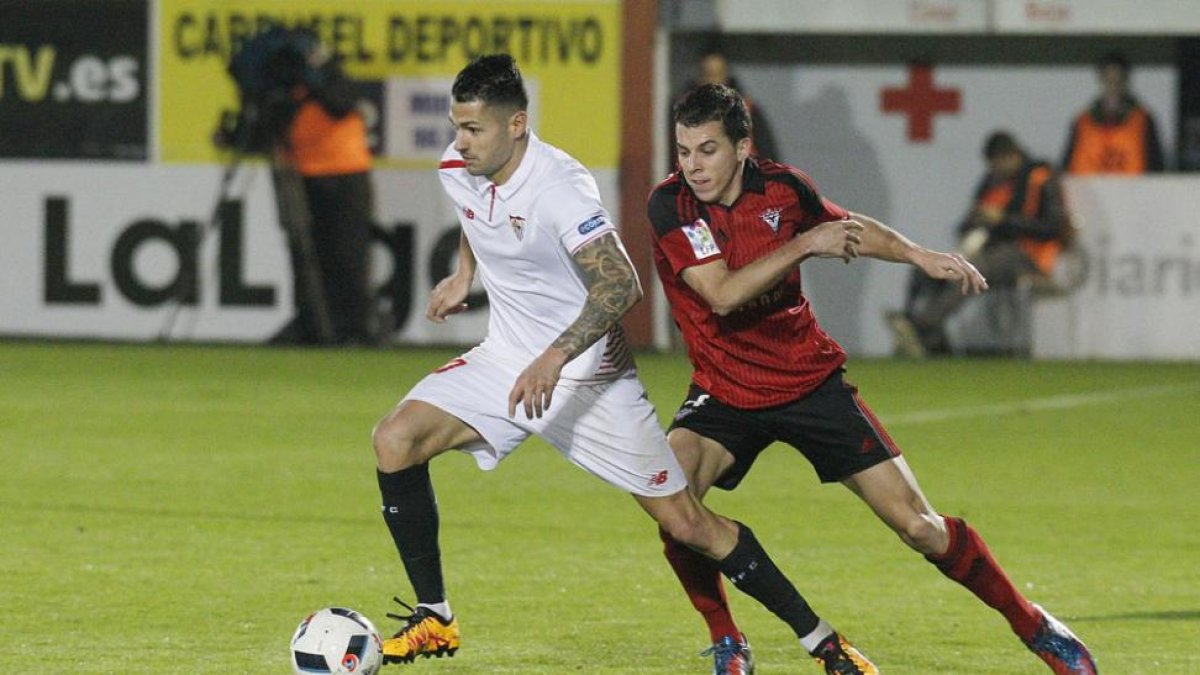 Carlos Lázaro persigue al jugador del Sevilla Vitolo en un partido copero de la pasada temporada.-SANTI OTERO