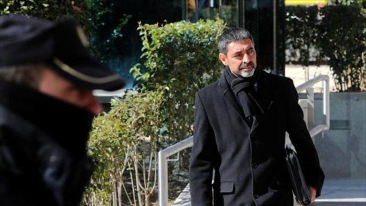 El mayor Josep Lluís Trapero se dirige a la Audiencia Nacional.-JUAN MANUEL PRATS