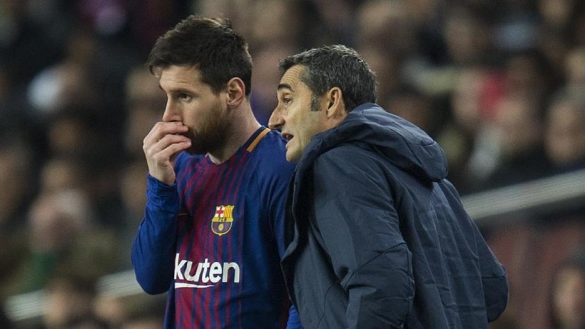 Ernesto Valverde y Leo Messi conversan antes de que la estrella argentina salte al campo a falta de media hora.-JORDI COTRINA