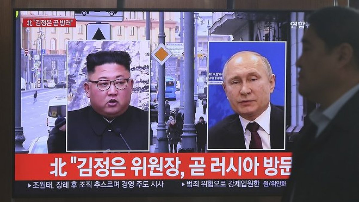Medios de Corea del Norte informan sobre la reunión de Kim Jong-un y Vladimir Putin.-AP