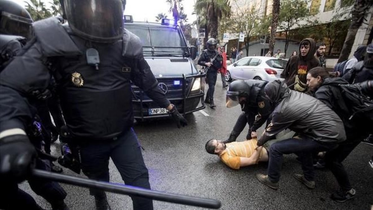 La Policía Nacional ha intentado desalojar a las personas concentradas ante el colegio electoral Ramon Llull.-FERRAN NADEU