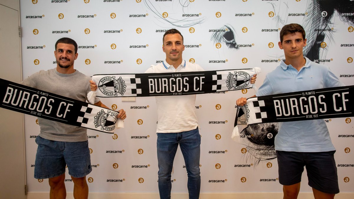 Matos,Valcarce y Riki Rodríguez posan tras su presentación en Arcecarne. SANTI OTERO