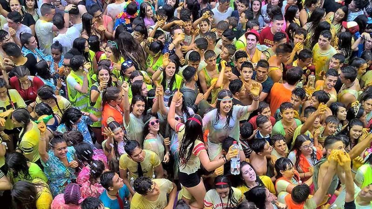 La Plaza Mayor, completamente abarrotada, se llenó de color y gaseosa para dar el pistoletazo de salida a las fiestas.-L.V.