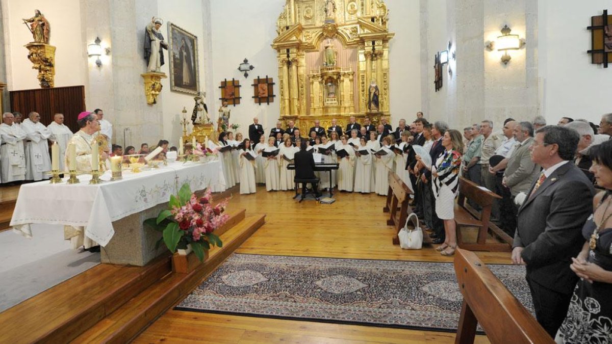 Tras la recepción de bienvenida, ciudadanos y autoridades compartieron la la misa en honor del santo.-I. L.M.