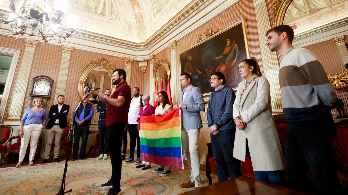 En la lectura del manifiesto institucional en el Ayuntamiento de Burgos participaron todos los grupos políticos menos Vox. TOMÁS ALONSO