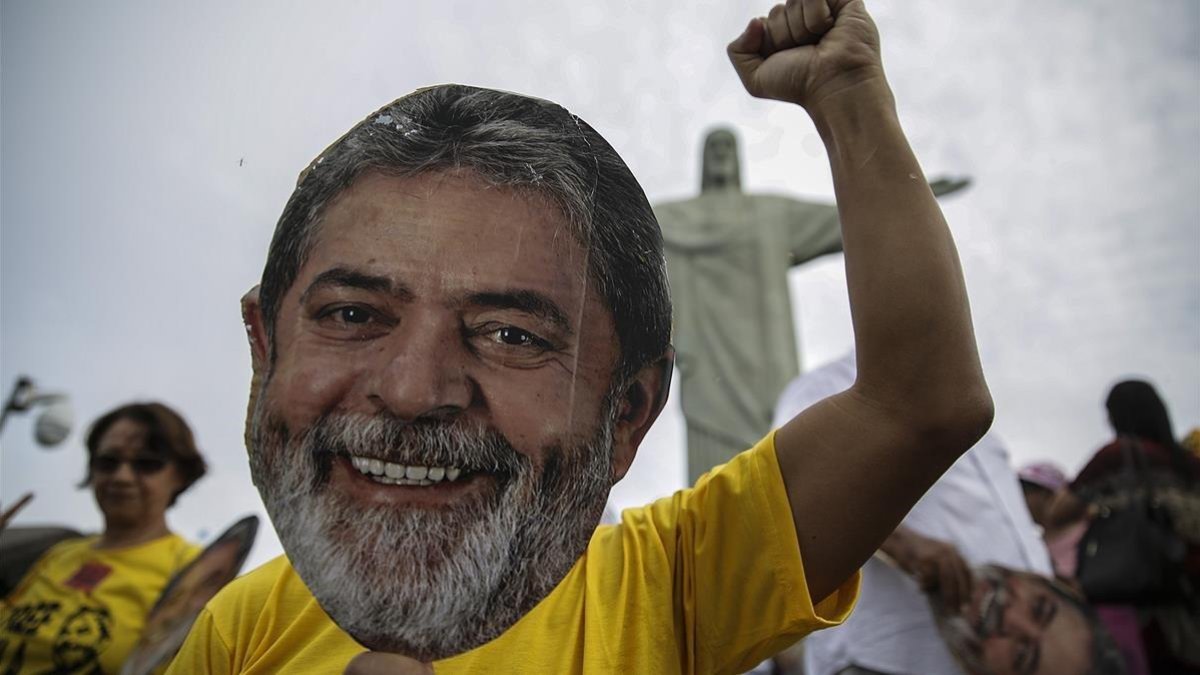 Un manifestante seguidor de Lula usa una máscara con la imagen del expresidente, en un acto a favor de su liberación, el 14 de abril, en Río de Janeiro.-EFE / ANTONIO LACERDA