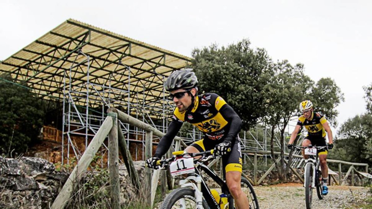 Pablo Domingo, junto a un compañero, en un momento de la carrera.-