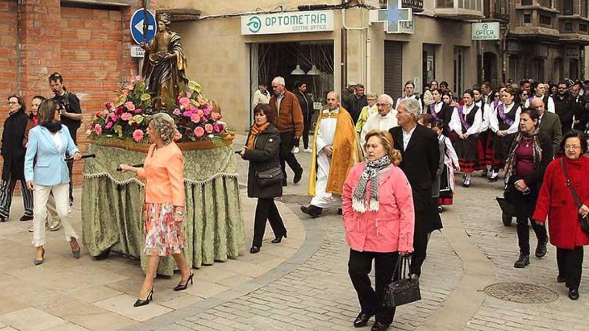 Los lugareños muestran cada año su devoción a la santa a la que agradecen que siglos atrás, según marca la tradición, librara a la villa y sus gentes de la peste.-G. G.