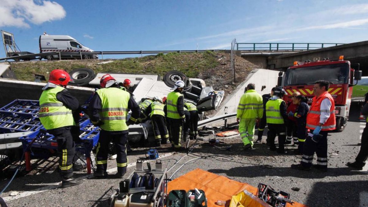 El vehículo se precipitó hacia la N-1 en la que, afortunadamente, no había vehículos en su carril lento-G. G.
