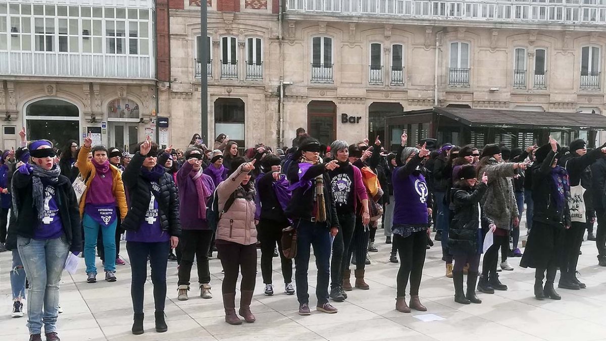 El himno feminista por excelencia cantado en la plaza del Rey San Fernando. / D.S.M.