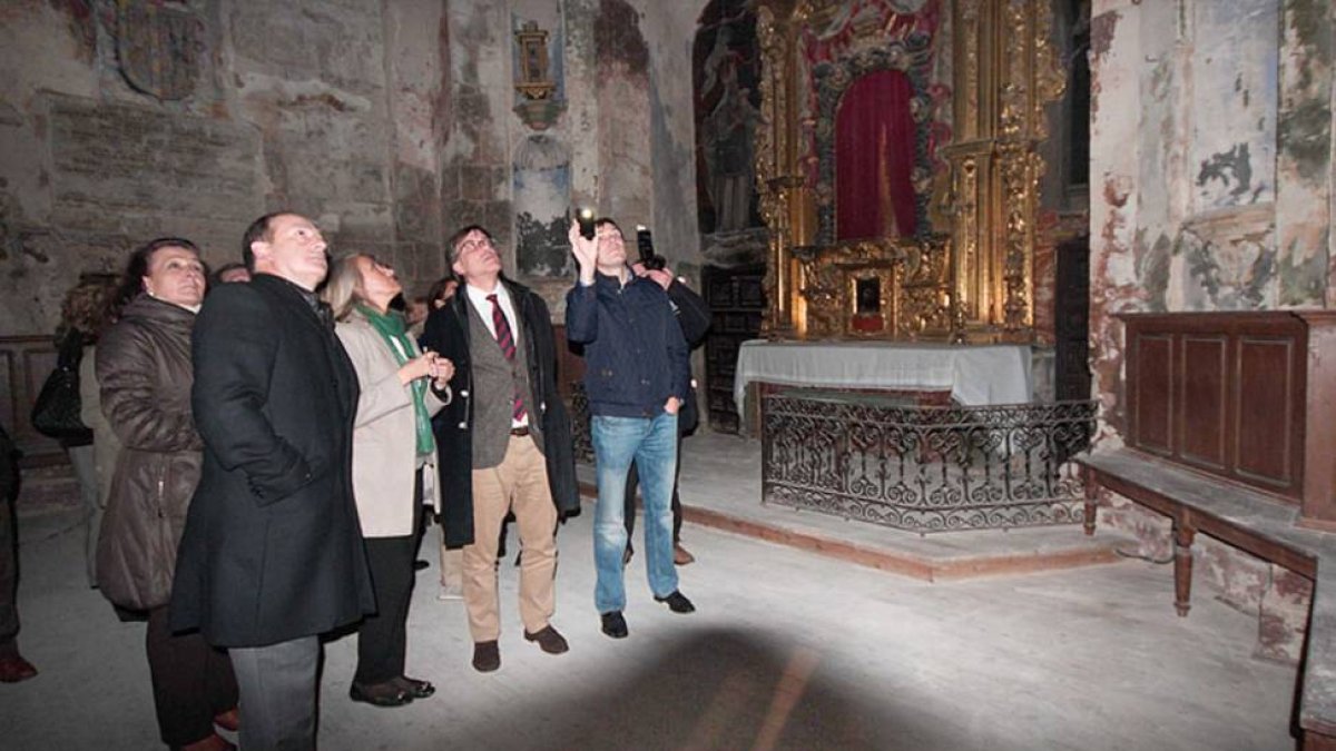 El director general de Patrimonio, Enrique Saiz, visitó recientemente la capilla.-G. G.