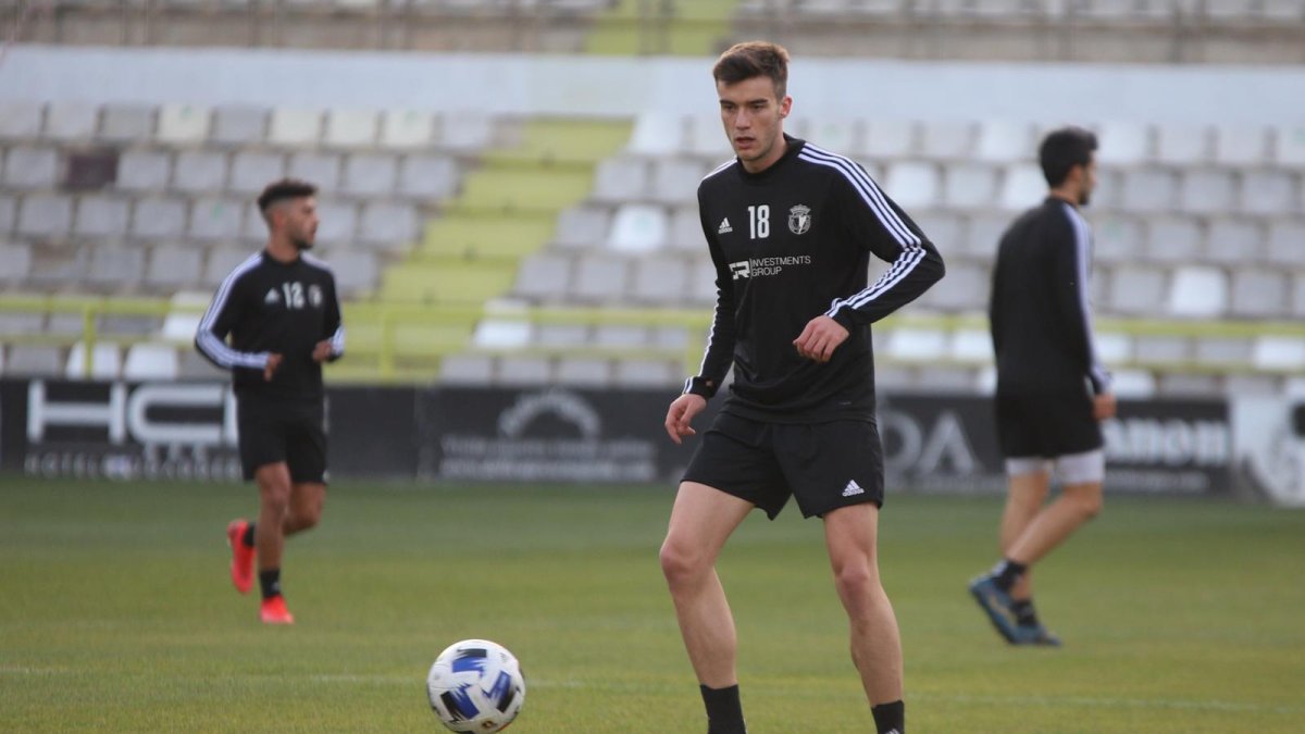 Aitor Córdoba se dispone a controlar un balón en el entrenamiento del pasado martes en El Plantío. BURGOS CF