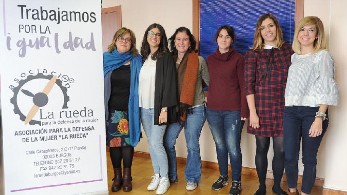 Imagen de las integrantes de la asociación en la sede de La Rueda.-ISRAEL L. MURILLO