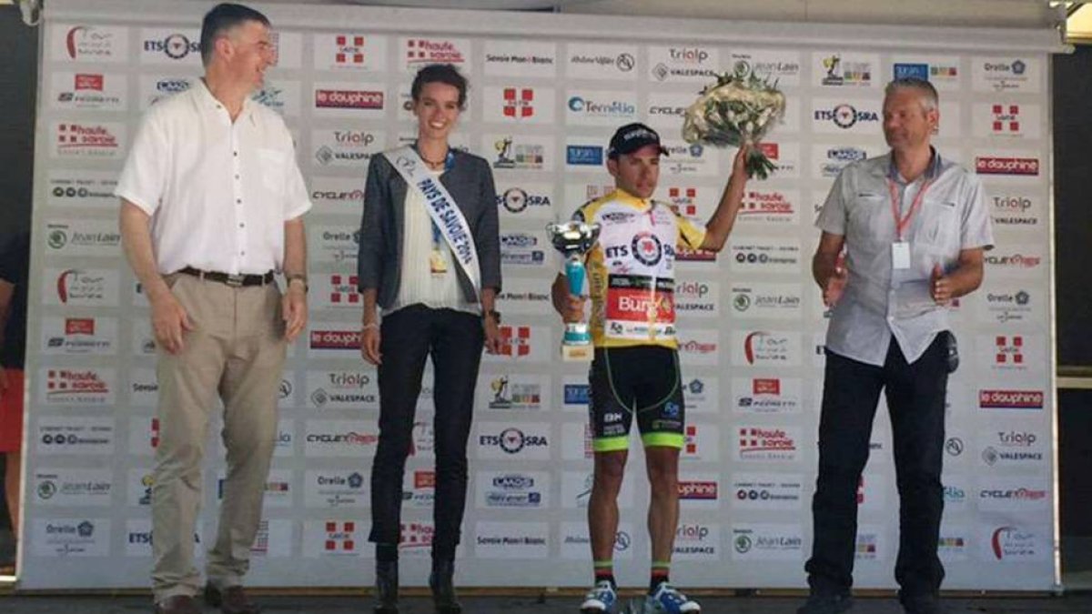 David Belda en el podium del Tour de Savoie con el maillot amarillo.-