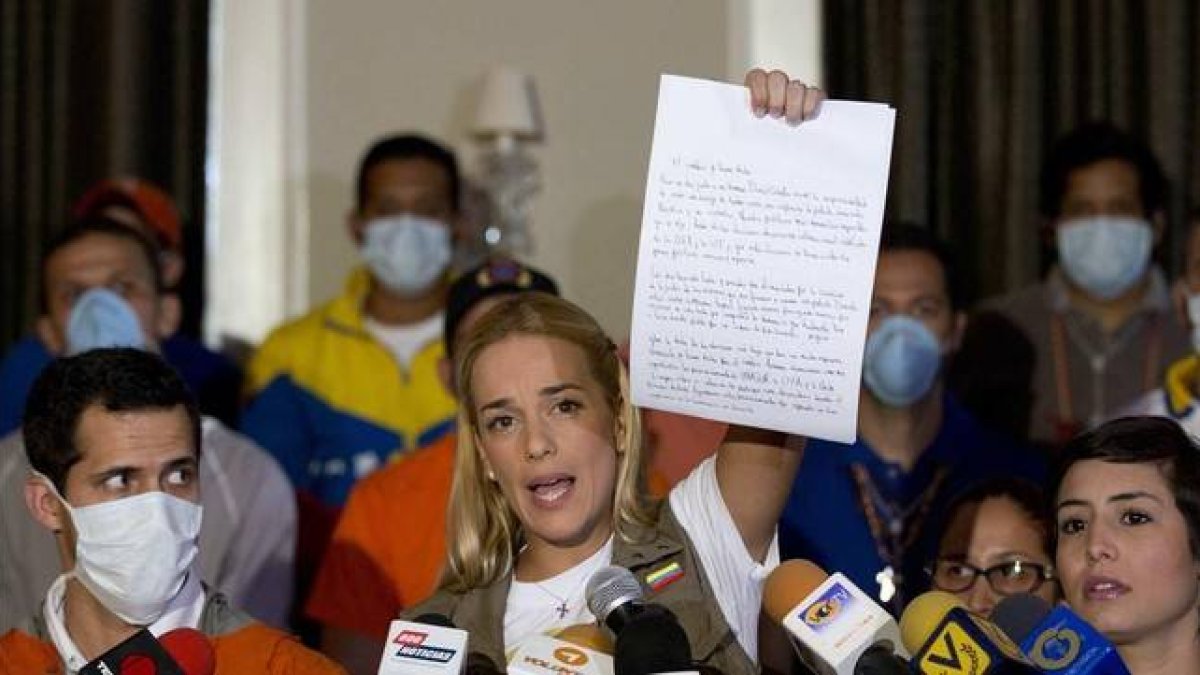 La esposa de Leopoldo López muestra la carta enviada por su marido.-Foto: ARIANA CUBILLOS
