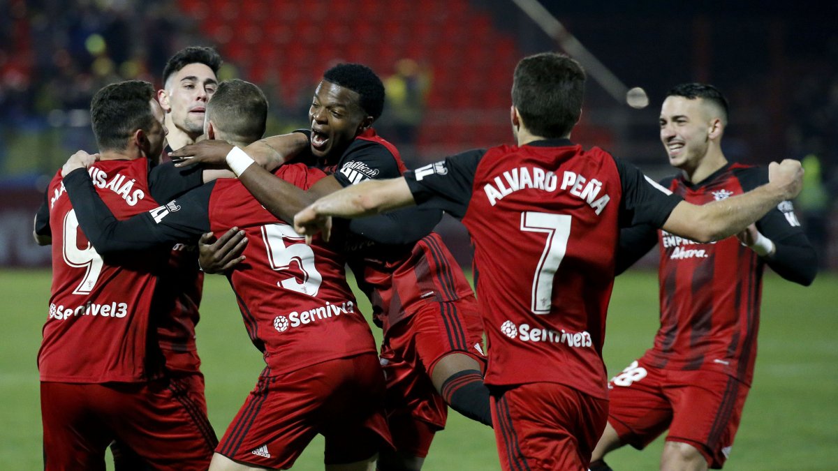 Los jugadores del Mirandés celebran un gol. SANTI OTERO