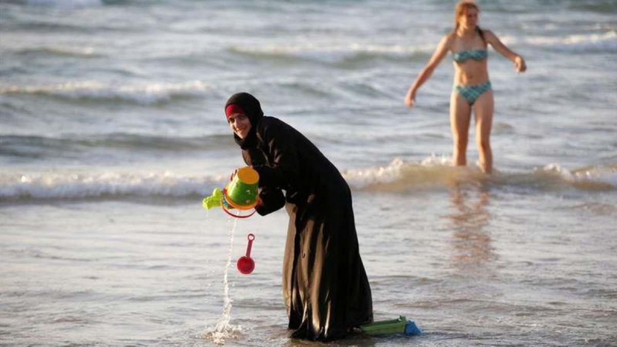 Una mujer musulmana ataviada con un hijab.-REUTERS / BAZ RATNER
