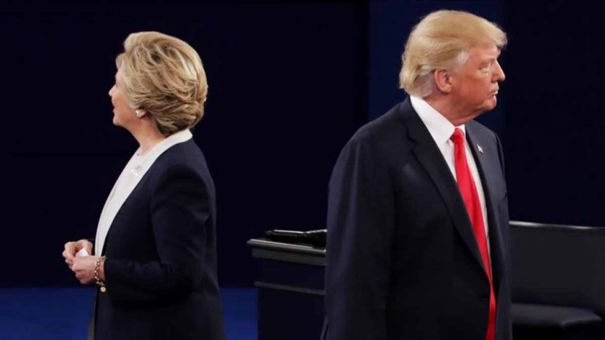Hillary Clinton, excandidata demócrata a la Casa Blanca y Donald Trump, el presidente electo de EEUU.-AFP / CHIP SOMODEVILLA