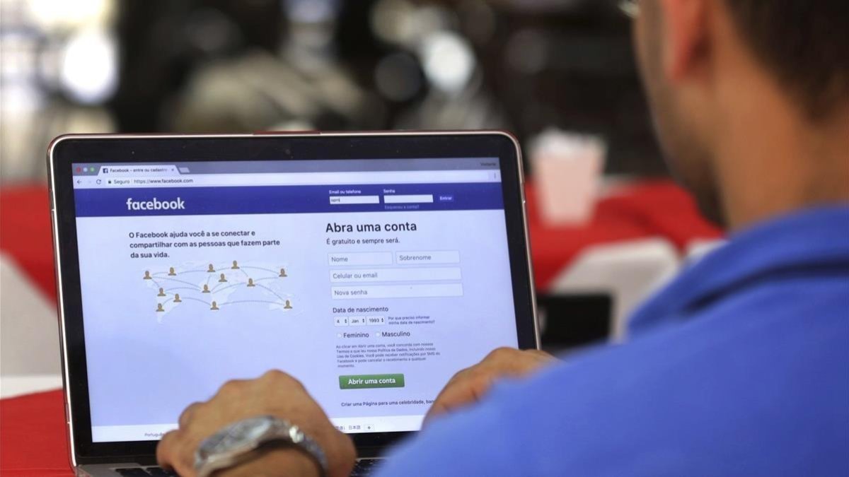 Un hombre entra en su página de Facebook en un restaurante en Brasilia, este miércoles. /-AP / ERALDO PERES