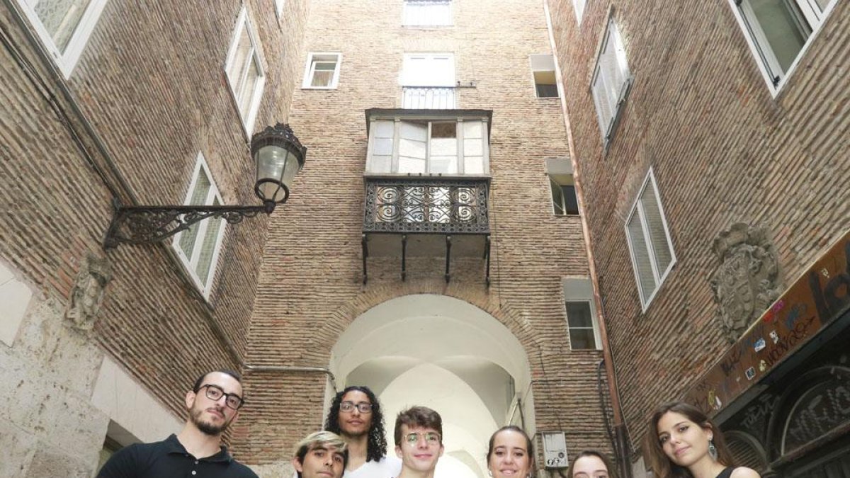 Los miembros del equipo de rodaje posan en el pasadizo de La Flora.-RAÚL OCHOA