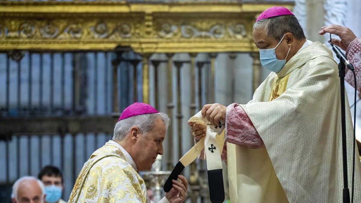 Bernardito Cleopas Auza, nuncio apostólico en España, impuso el palio a Mario Iceta Gavigagogueascoa, arzobispo de Burgos. FOTOS: SANTI OTERO