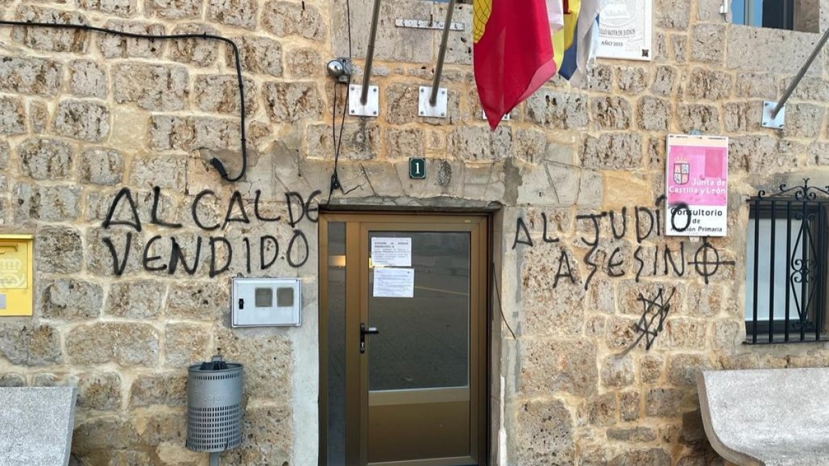 Pintada ofensiva contra el alcalde de Mota de Judíos y contra la cultura judía. ECB