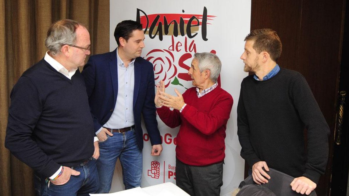 Daniel de la Rosa charlaba ayer con los responsables de la campaña electoral del PSOE local.-ISRAEL L. MURILLO