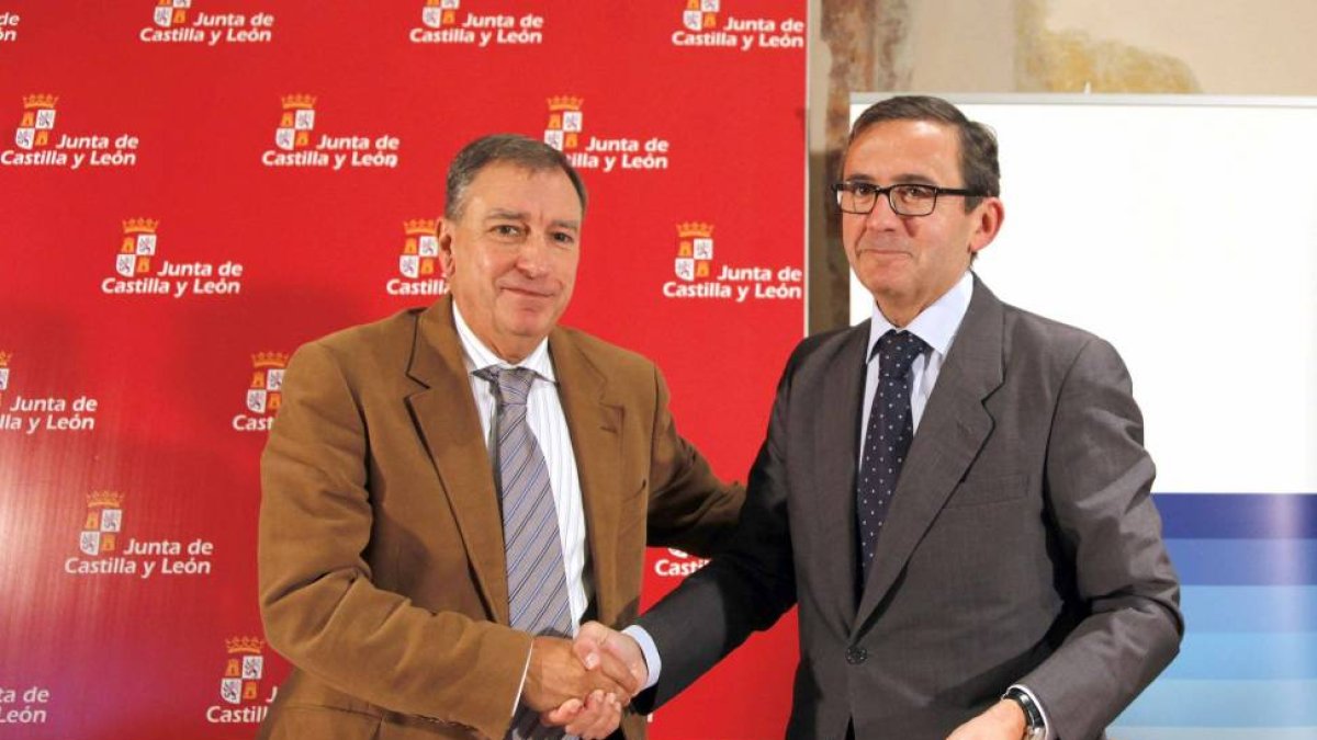El consejero de Educación, Juan José Mateos, firma un convenio con el director territorial de BBVA Noroeste, Juan Carlos Hidalgo, para desarrollar un programa de educación financiera entre los escolares de la Comunidad Autónoma-Ical