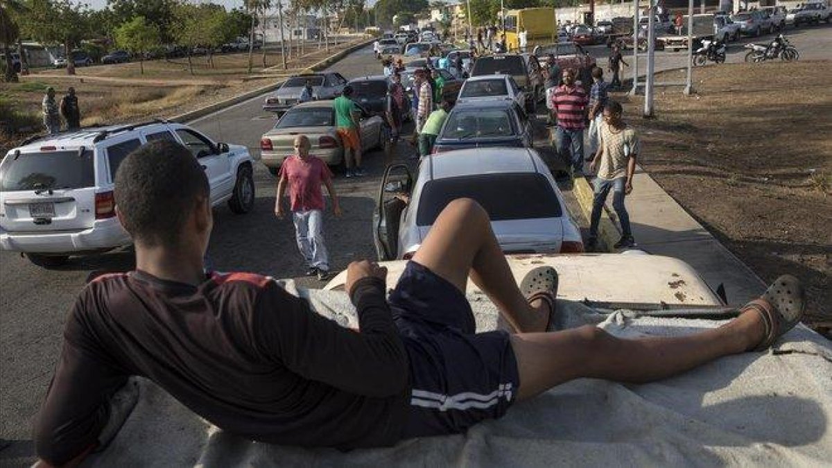 Venezolanos hacen cola para llenar los depósitos de sus coches en una gasolinera de Cabimas, el pasado 15 de mayo.-RODRIGO ABD (AP)
