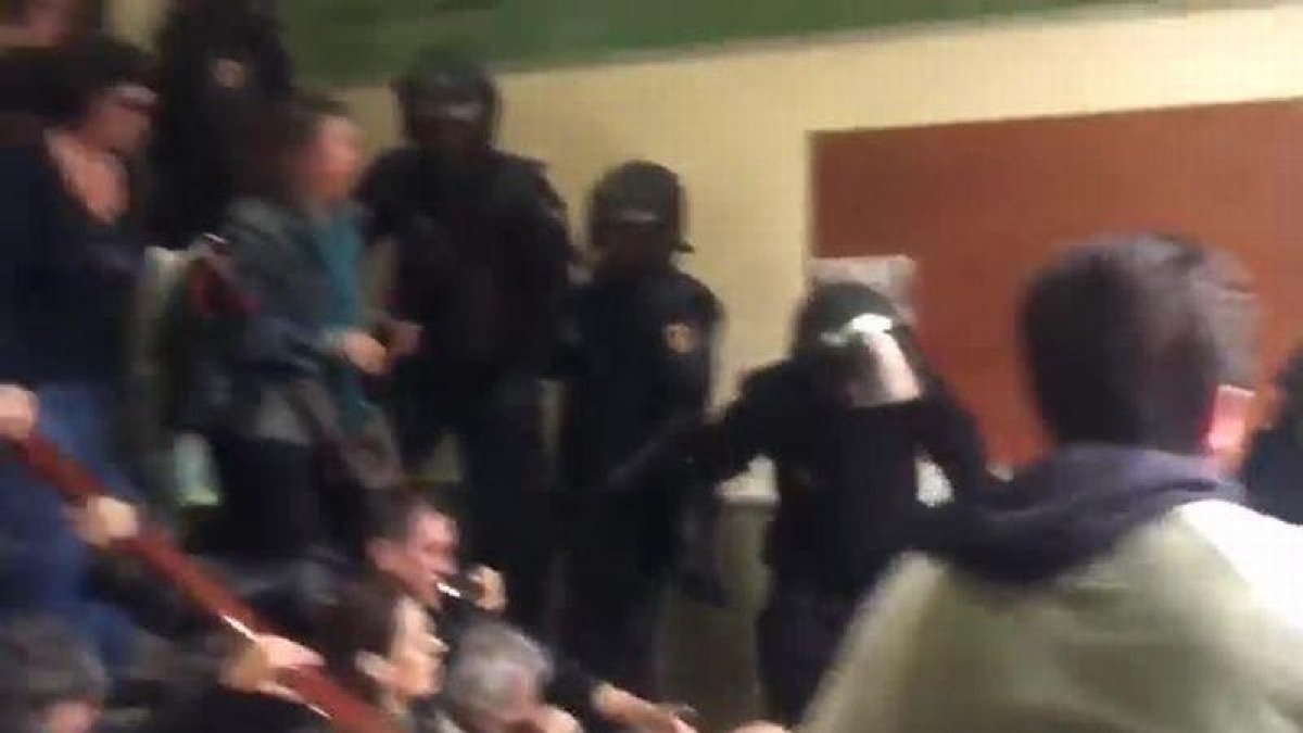 Actuación de la policía en el CEIP Pau Claris de Barcelona, el pasado 1 de octubre.-EL PERIÓDICO