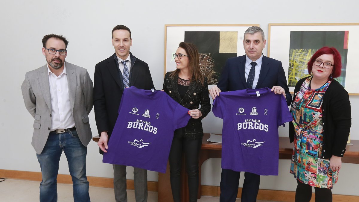 El presidente del San Pablo, Félix Sancho -segundo por la izquierda- posa con las camisetas junto a los patrocinadores. R. OCHOA