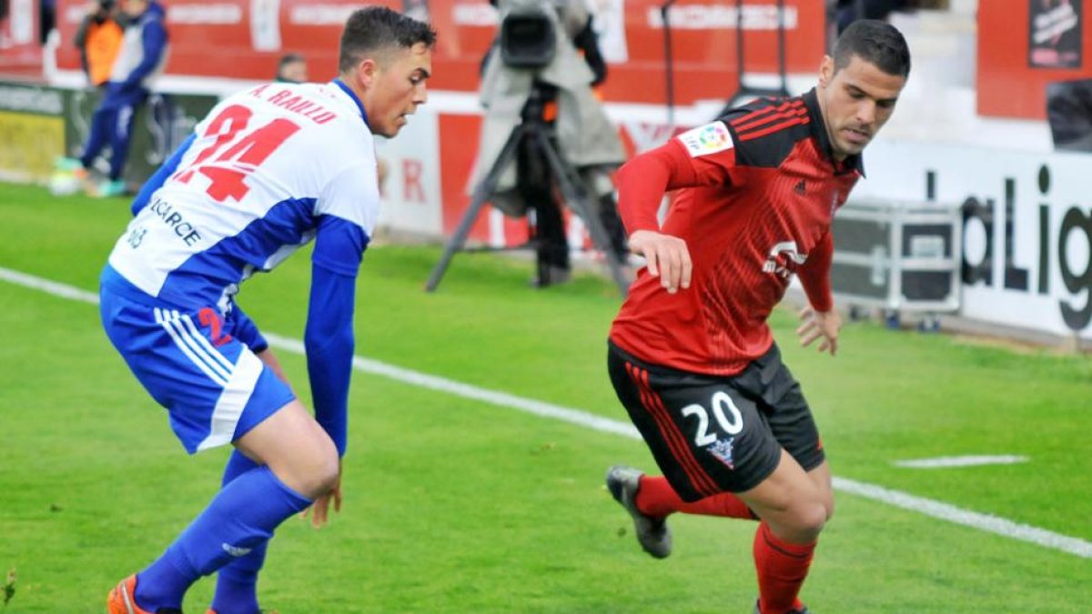 El delantero rojillo Aridane disputa un balón con un defensor de la Ponferradina-Jose Esteban Egurrola