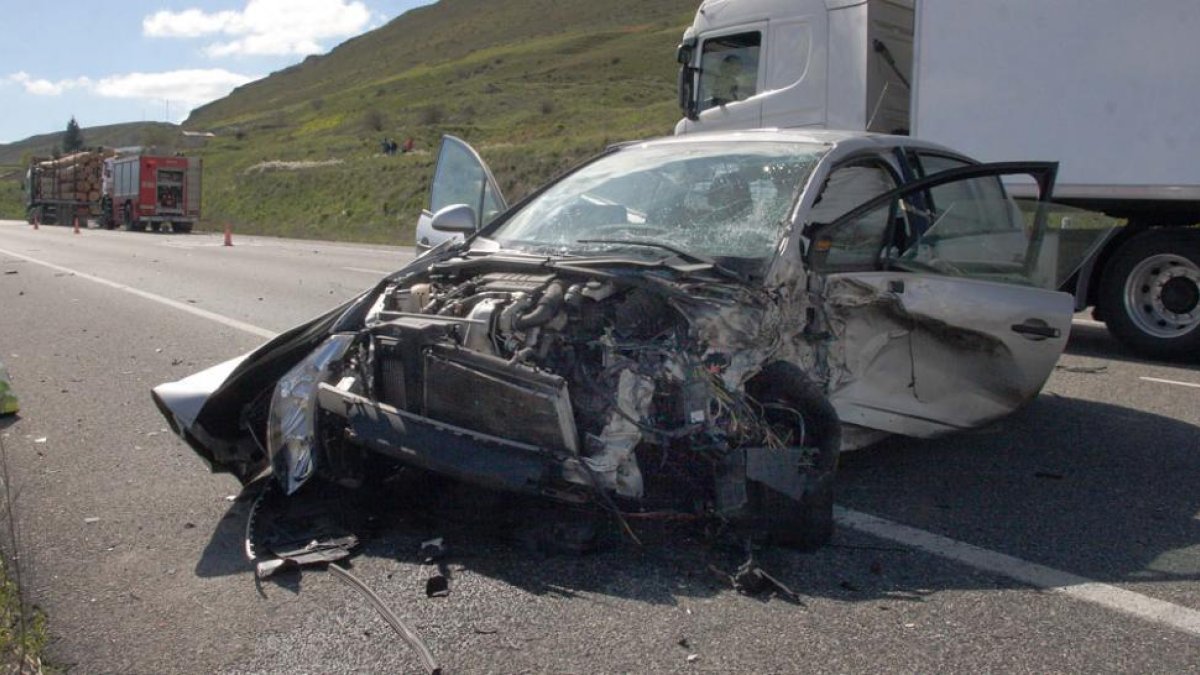 Imagen del accidente registrado el pasado jueves en la N-I en Monasterio de Rodilla.-G. González
