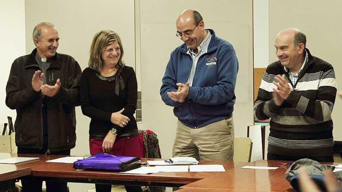 Ana Fernández recibe el aplauso de los cofrades tras su elección.-G.G.