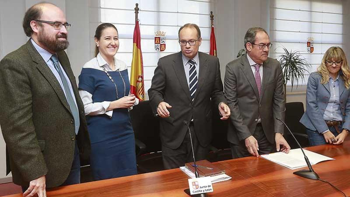 (De izq. a dch) López, Conde, De Pablos, Fernández Mardomingo y Paniego en la sede de la Junta.-R.O.