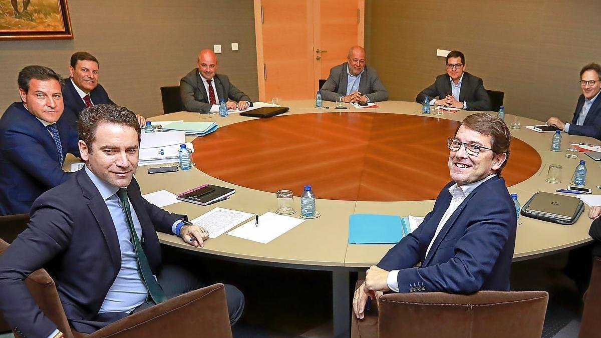 Una imagen de archivo de una de las reuniones entre PP y Cs-