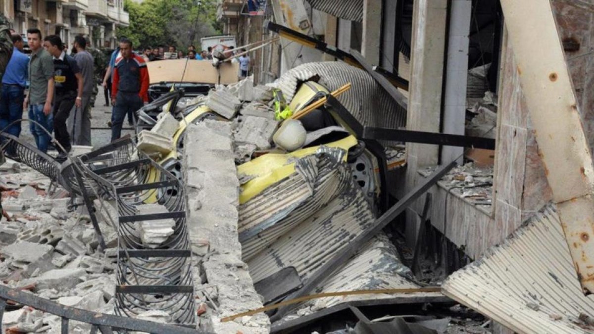 Las ruinas de un edificio destruido por las bombas en Homs, Siria.-SANA