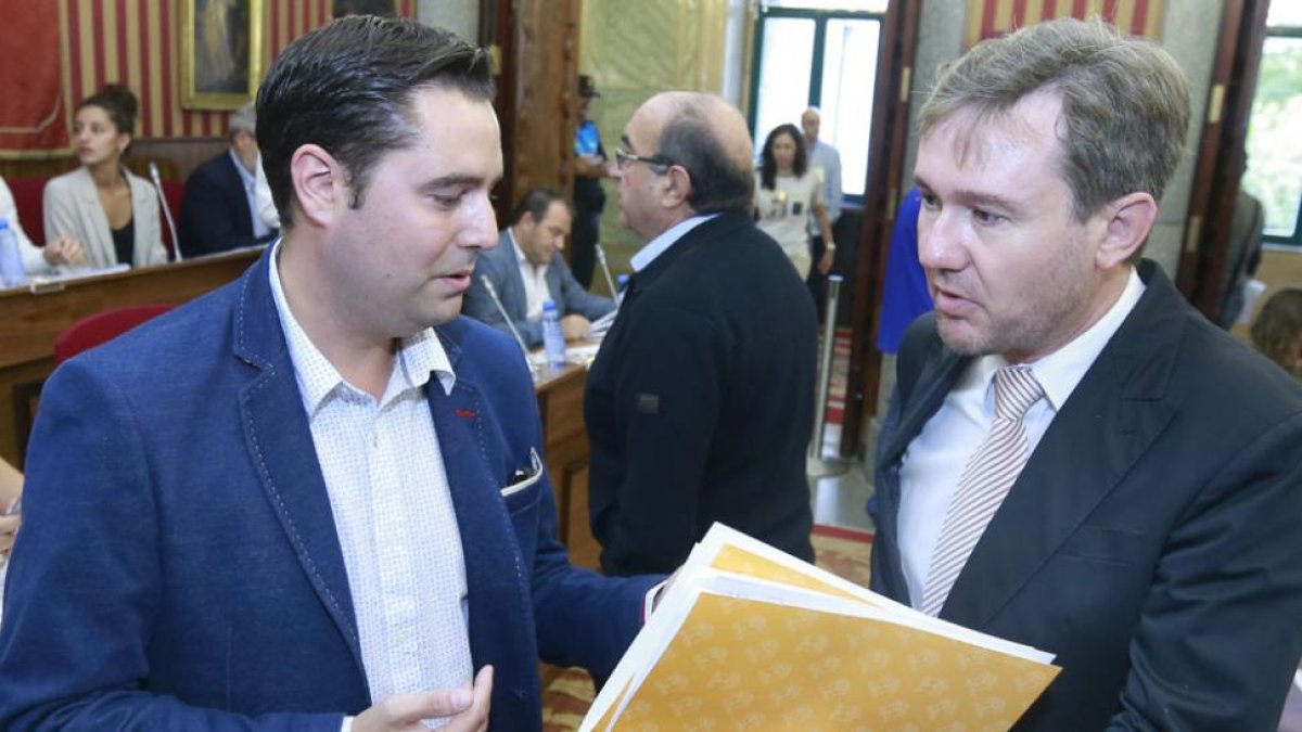 Daniel de la Rosa y Javier Lacalle charlan antes del comienzo de un Pleno en una imagen de archivo.-RAÚL G. OCHOA