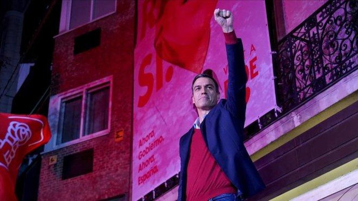 Sánchez celebra en la sede del PSOE su victoria electoral, el pasado 10 de noviembre.-JOSE LUIS ROCA