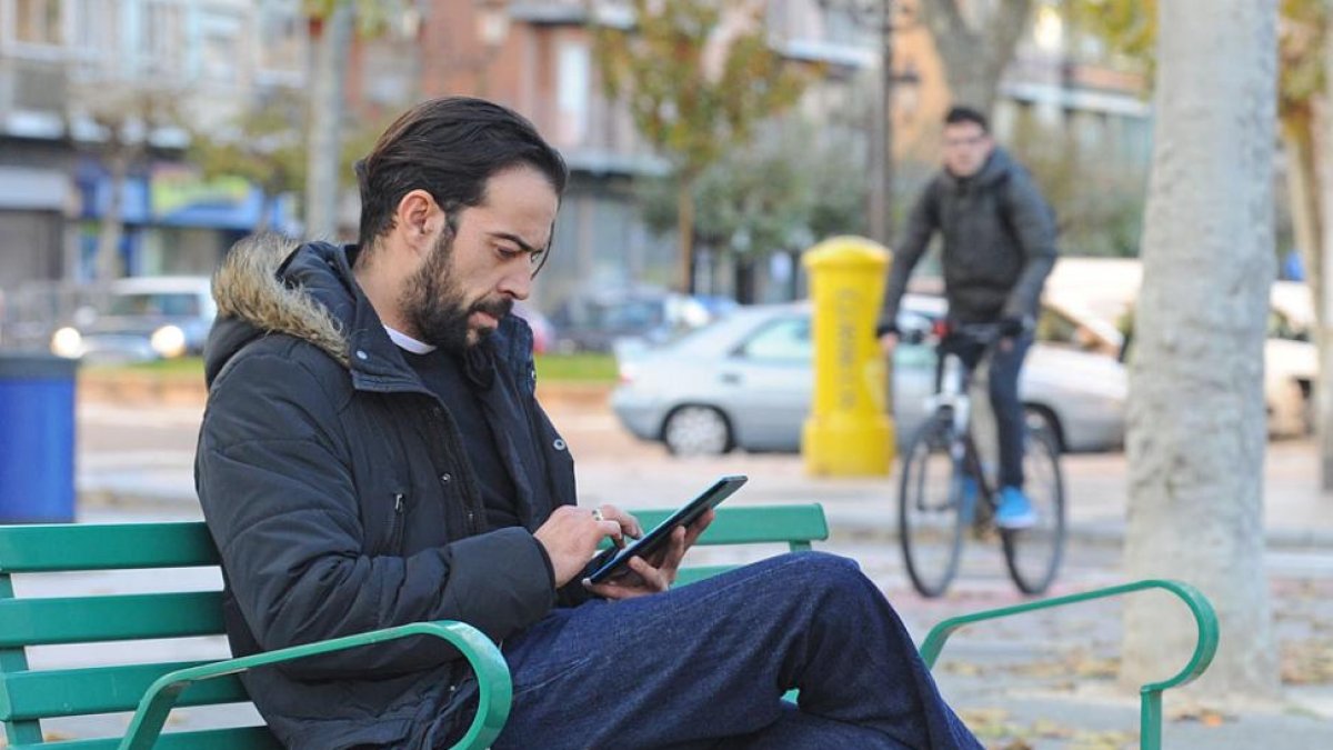 Los dispositivos móviles permiten hablar, mensajes, navegar en la web, videollamadas...-ISRAEL L. MURILLO