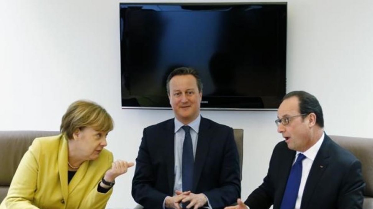Angela Merkel con David cameron y François Hollande durante la cumbre.-AFP / FRANCOIS LENOIR