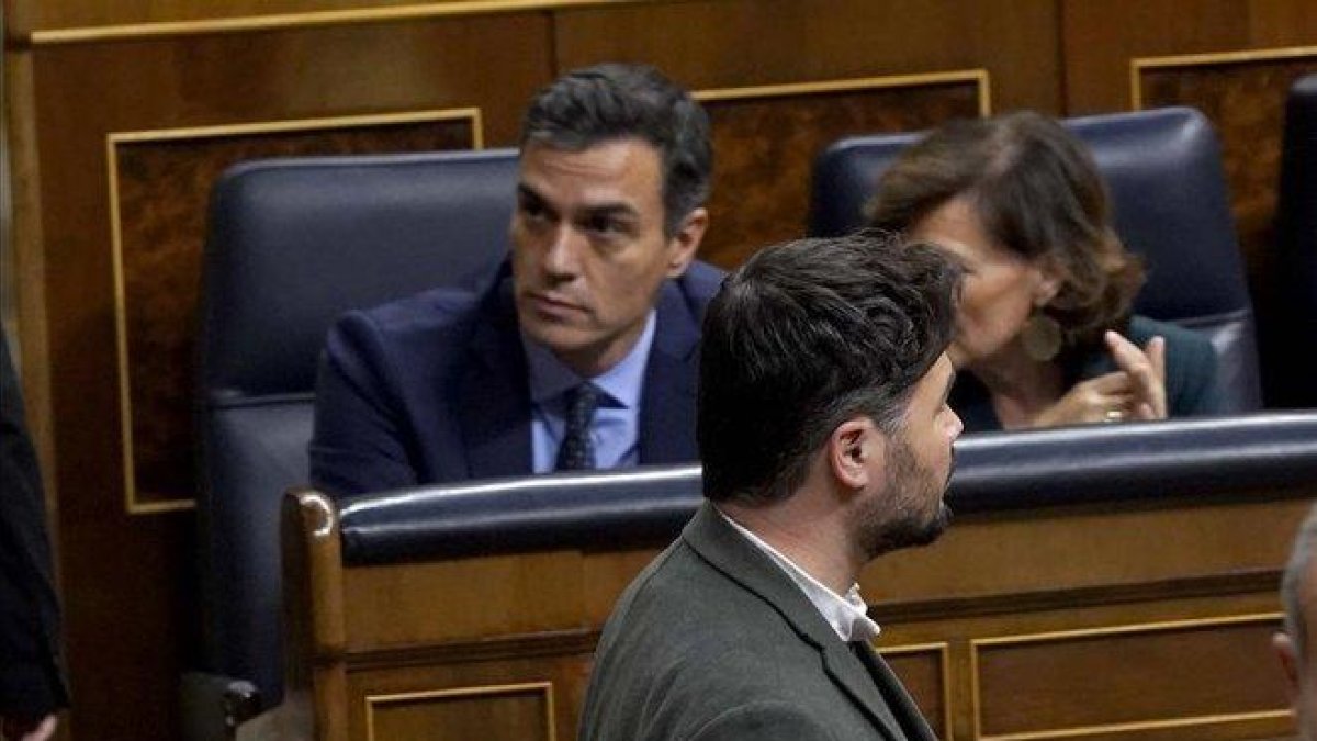 Gabriel Rufián pasa por delante del escaño de Pedro Sánchez en la sesión constitutivas de las Cortes.-DAVID CASTRO