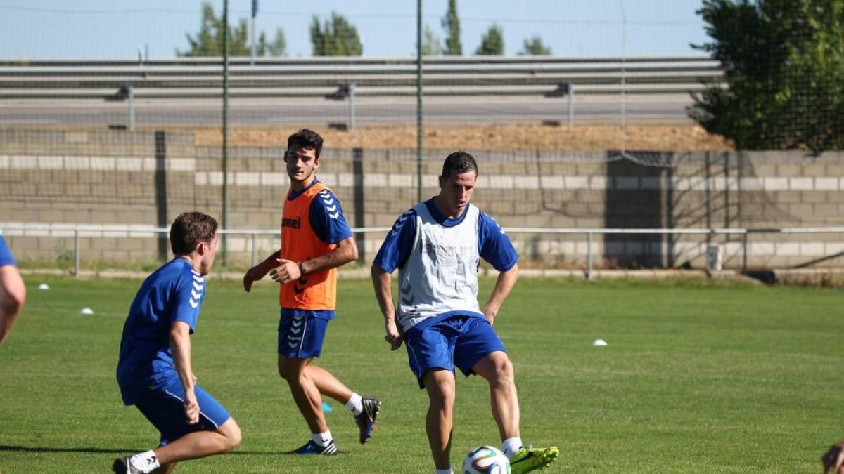 El central José Manuel Pérez toca el balón durante un entrenamiento con la Cultural Leonesa.-DIARIO DE LEÓN
