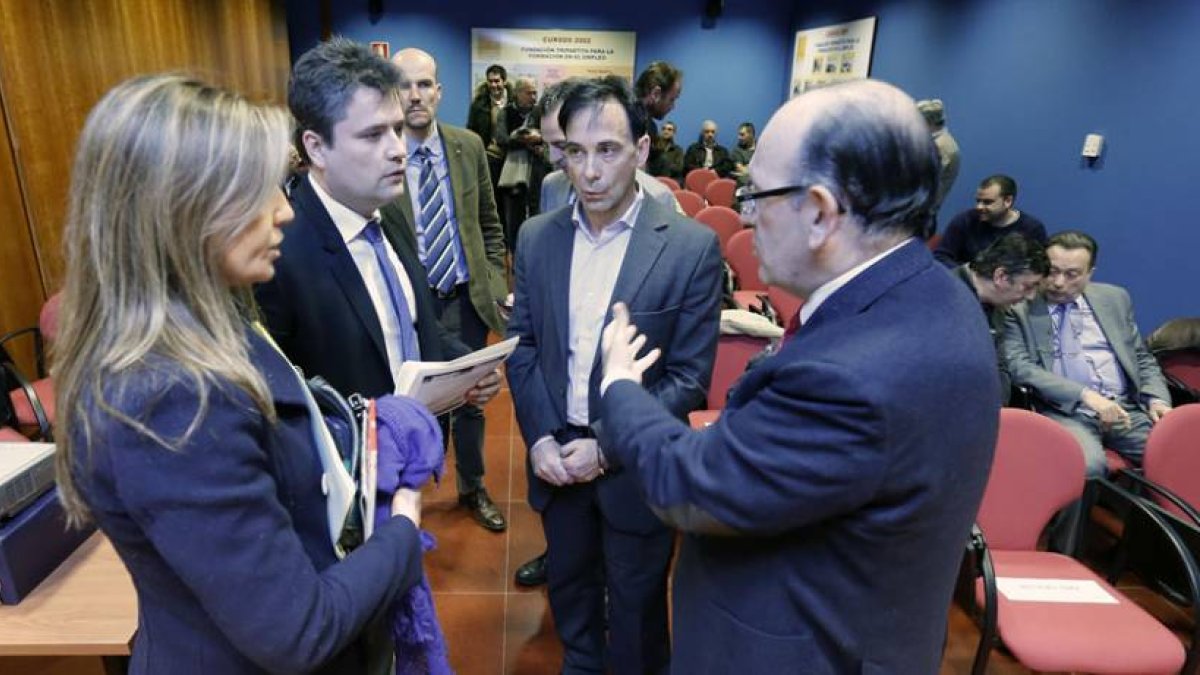 El director general Medio Ambiente, José Manuel Jiménez (derecha), charla con el presidente de los empresarios de Villalonquéjar, Jorge Villaverde.-RAÚL G. OCHOA