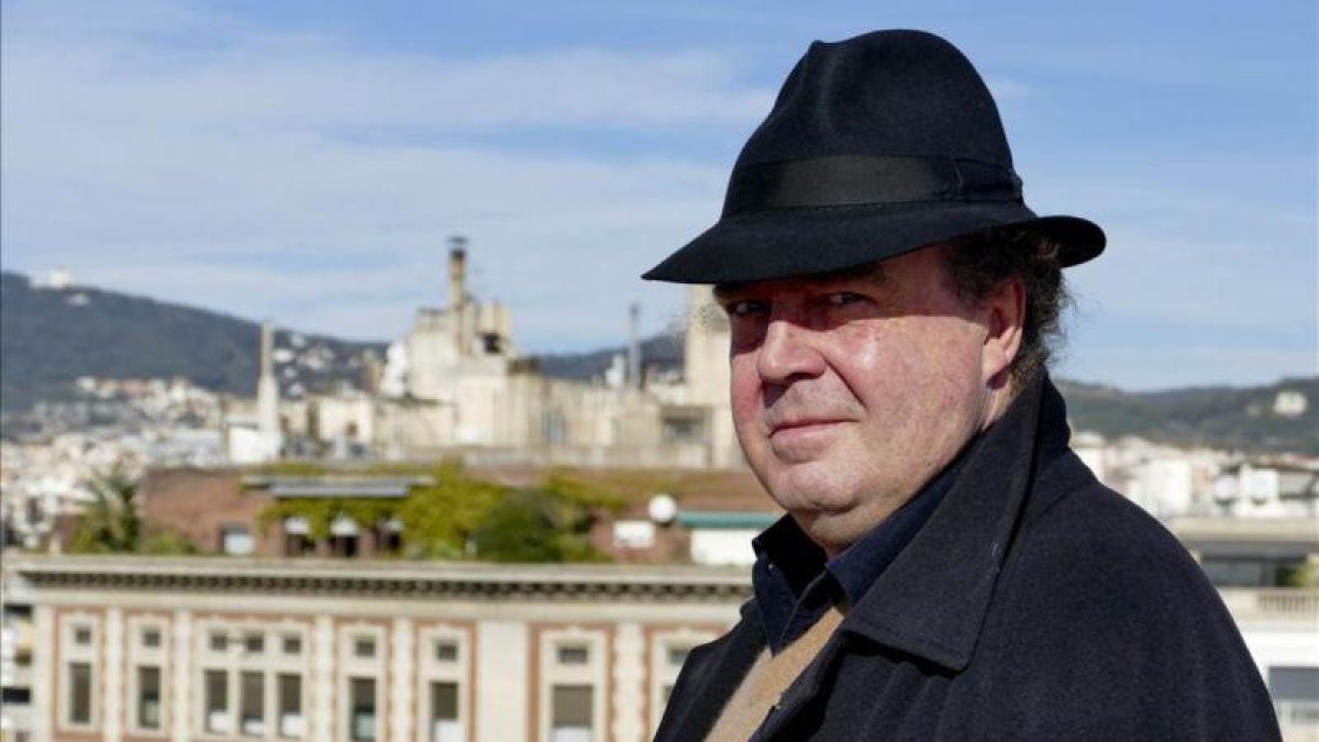 El músico y escritor Xavier Güell, en una azotea de Barcelona, este martes.-CHRISTIAN MORALES