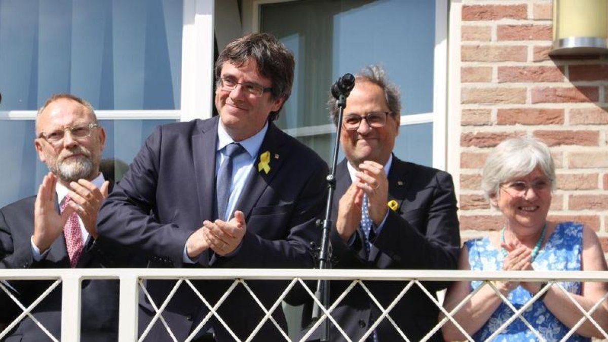 Carles Puigdemont y Quim Torra, en el balcón de la casa del expresident, en Waterloo.-ACN / LAURA PONS