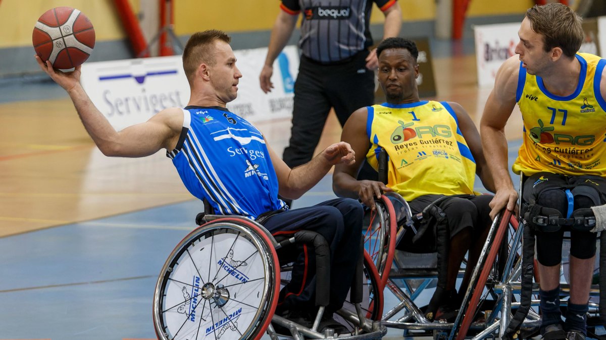 Macek busca línea de pase. TOMÁS ALONSO