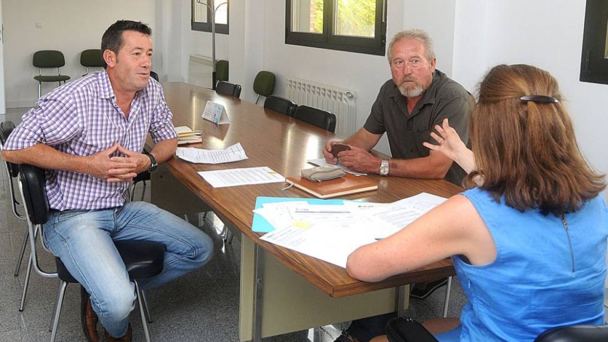Miguel Ángel Sáiz (izq) y Celestino Sáiz (dcha) durante la reunión mantenida ayer en el Consistorio de Rioseras.-I. L.M.