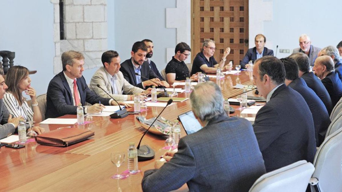 Momento de la última reunión del consejo del consorcio del Desvío del Ferrocarril.-ISRAEL L. MURILLO