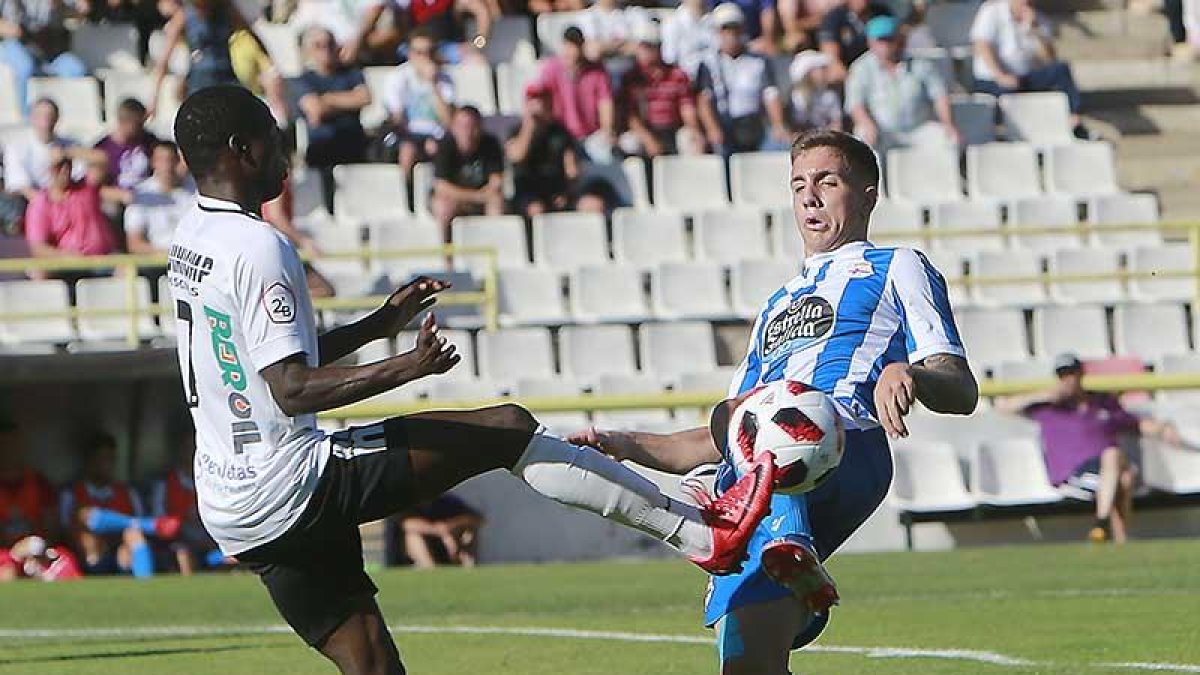 Yaw Annor anotó ayer el primer tanto del Burgos CF, el que dio la igualada a los blanquinegros-Raúl G. Ochoa